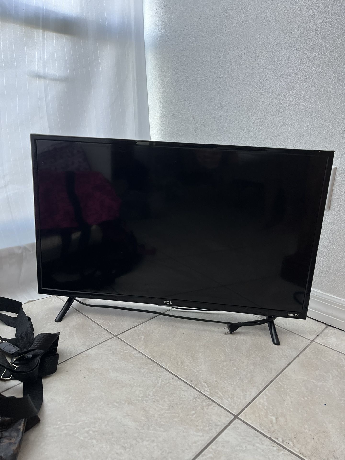 TLC Roku TV 32 Inch