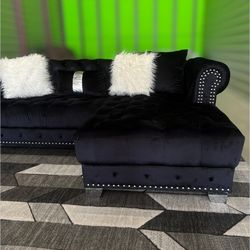 Like new small sectional sofa couch (DELIVERY AVAILABLE)