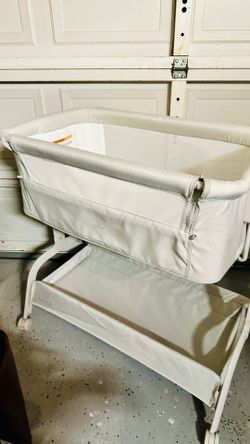 Beautiful white baby bassinet / bedside sleeper in very good condition.