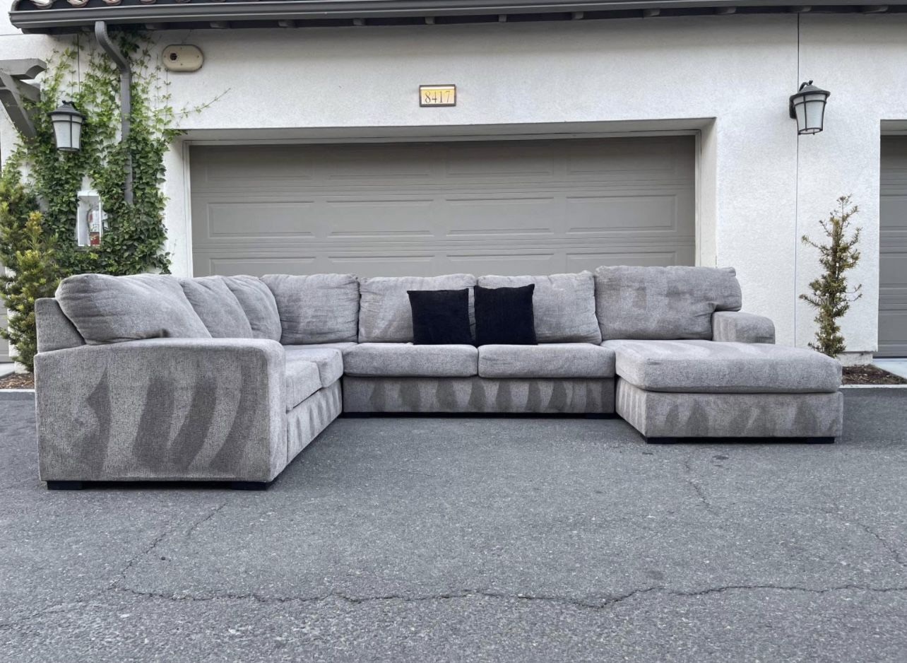 Huge Light Grey Sectional Couch Sofa From Ashley Furniture In Excellent Condition - FREE DELIVERY 🚛