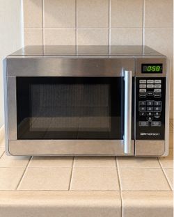 Moving Sale – Emerson 700W Stainless Steel Microwave – Works Excellent