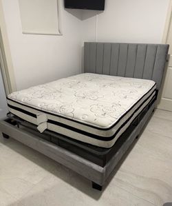 Queen Size Bed.  Mattress Included - Cama Queen colchón incluido