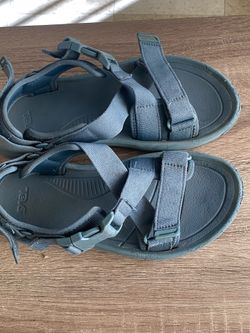 Teva hurricane blue Sandals for men size 9 good condition perfect for wear this summer $15