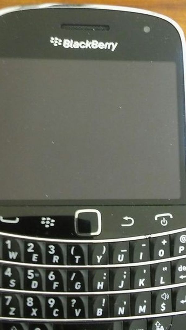 Blackberry bold 9930 Verizon visible scratches and scuffs Refburbished coming phone may be different than pic almost but same condition