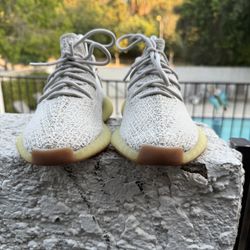 Adidas Yeezy 350 V2 Cream White great condition Size 4