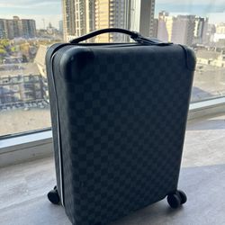 100% Authentic Louis Vuitton Suitcase Roller