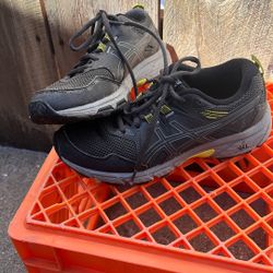 Adidas Gel Venture Eight. Size 5.