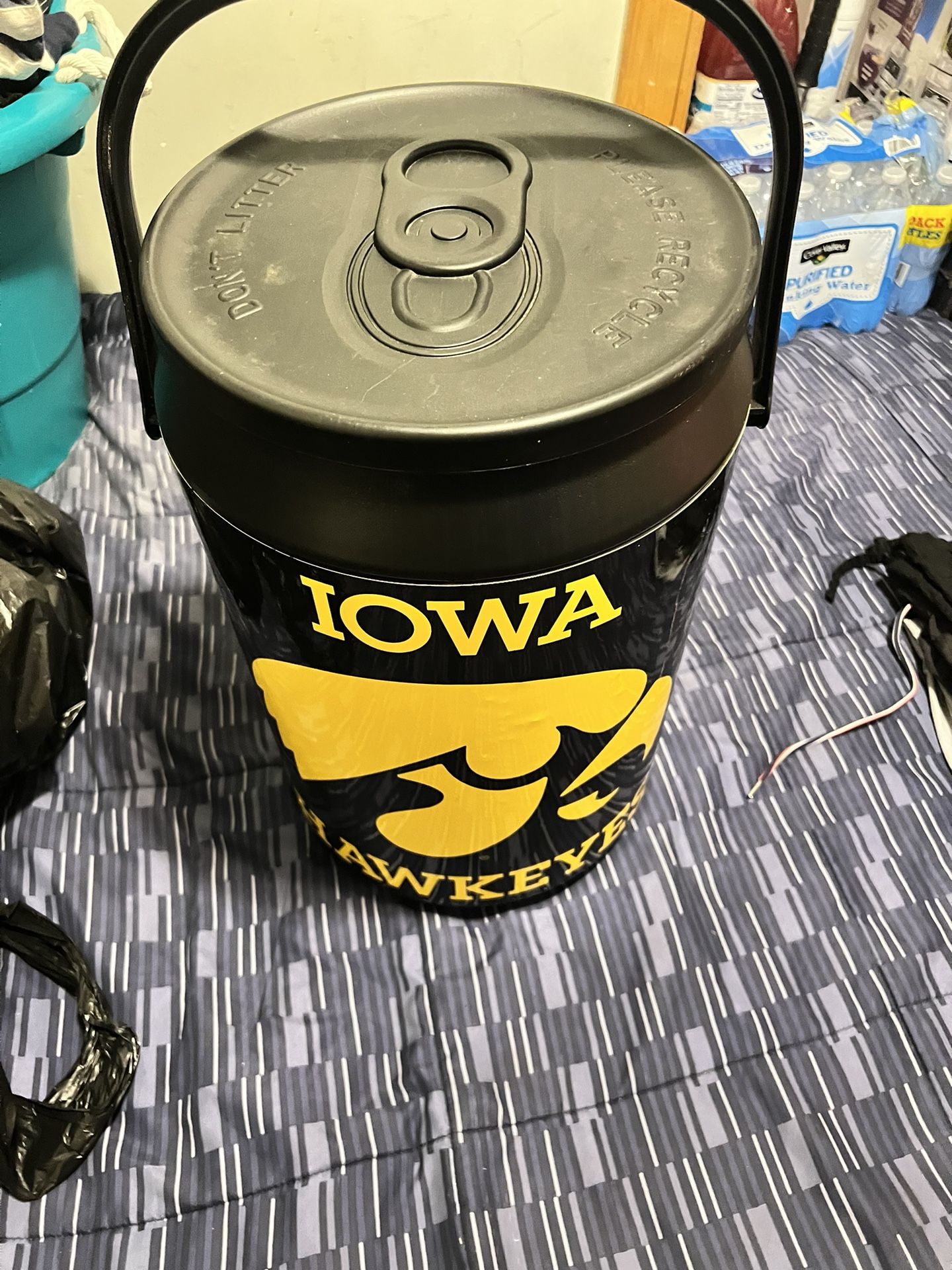 Iowa Hawkeyes  X-large  Round Tailgate cooler Dbl Sided Blk/Gold 20inch Tall  $60.00