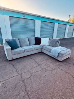Gray Sectional with Chaise (FREE DELIVERY 🚚)