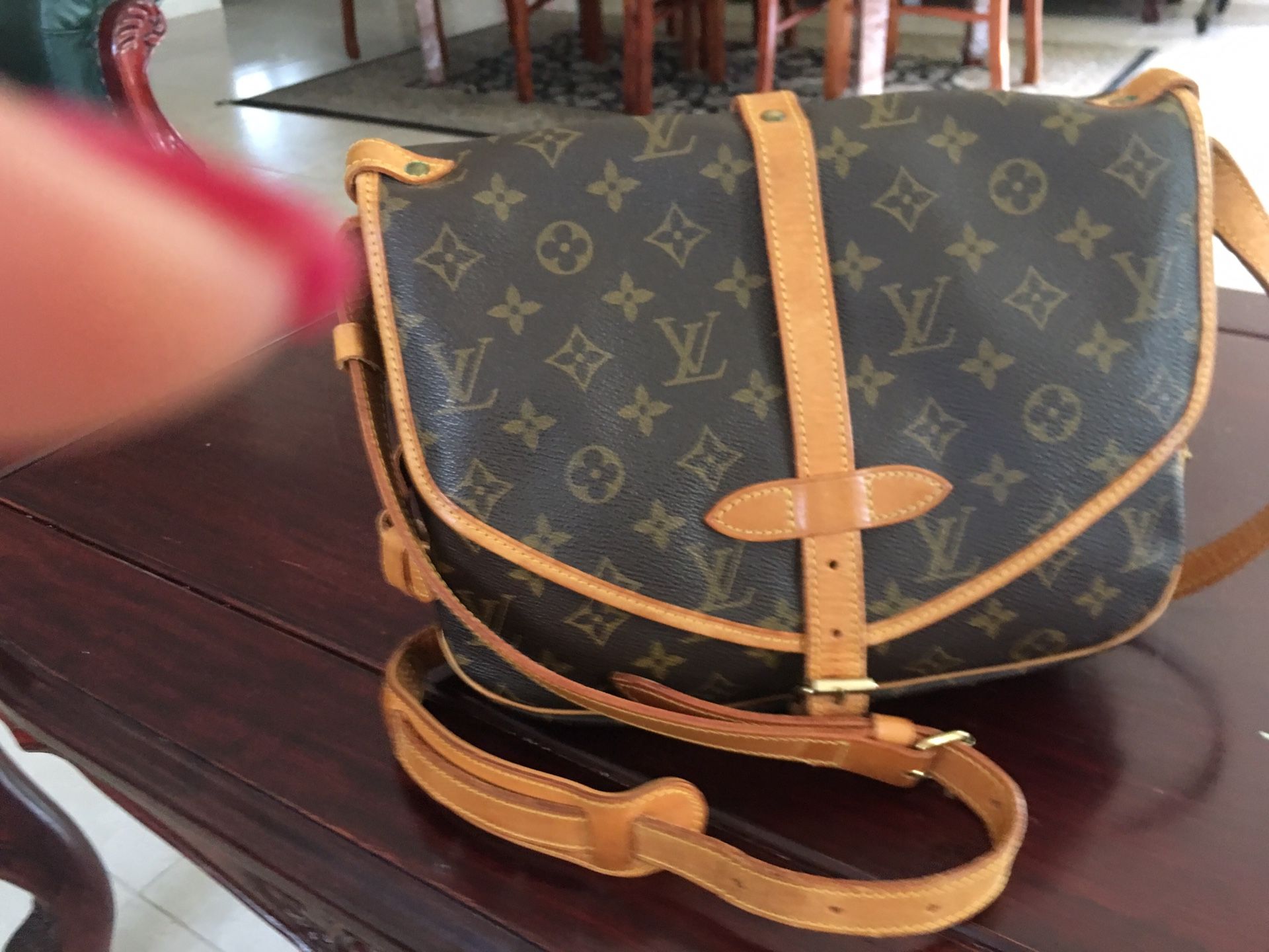 Louis Vuitton Monogram Saumur Messenger PM (SHG-TZc4pr) – LuxeDH