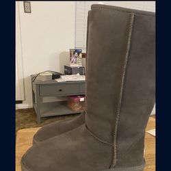 Like New Size 7  Classic Tall Grey Uggs Still In The Box 