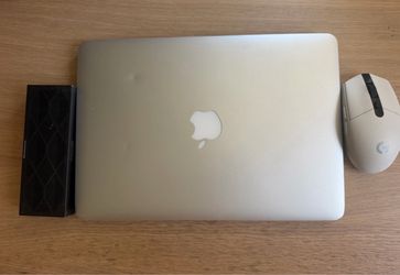 MacBook Pro 2015 8gb laptop, mouse, speaker