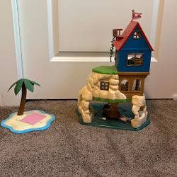 Calico Critters Adventure Island & Labrador Family