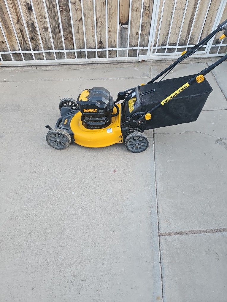 Dewalk 20 Volt Battery Lawnmower Came Whit Charger NO Battery