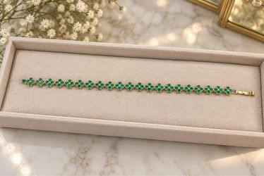 Green Floral Crystal Bracelet – Gold Tone 💚✨