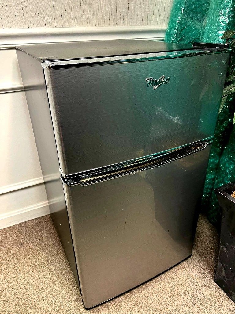Whirlpool mini Refrigerator Freezer 3.1 cu ft