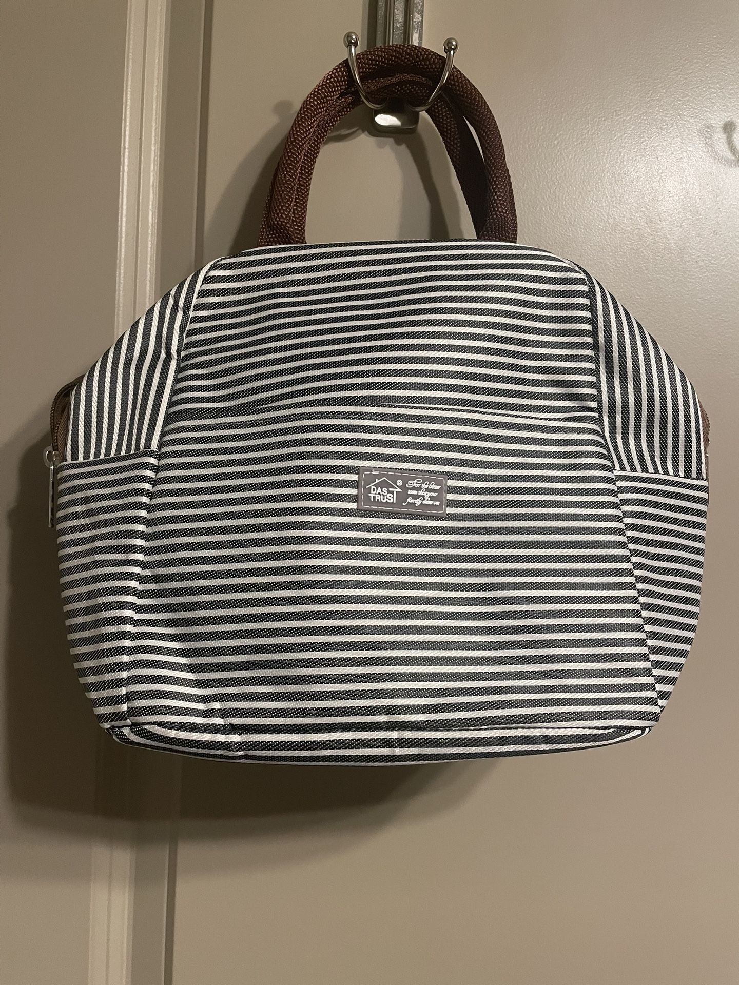  👜 3 Lunch Bags + Bonus Water Bottle – $20 (Very Clean!)