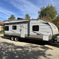 2019 Toy Hauler Excellent Condition