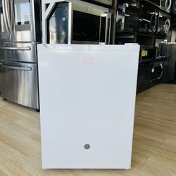 GE 5.6 cu. ft. Mini Fridge in White GCE06GGHWW