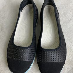 Crocs womens size 9 blue Textured Loafer Slip On flats shoes - one shoe has slightly darker sole - worn once like new