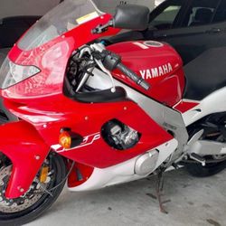 yamaha  classic YZF 600 R 1997  deltabox 14.000 miles original in storage from 2009  in 27  years 519 miles for year 1 OWNER   runs great  new battery