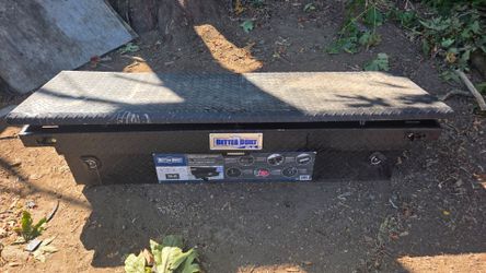 Truck bed tool box