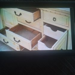 Has Small 1ndrawers All Work Good 