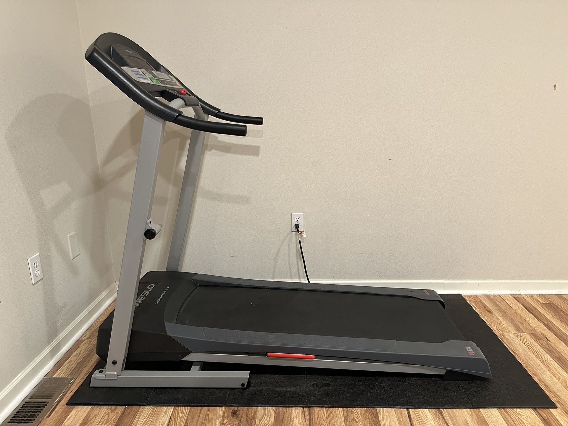 Weslo Cadence G 5.9 Treadmill – Folds up, great condition