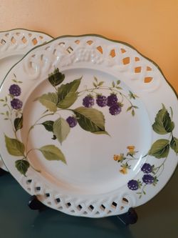 plates set of 3/ decoratives/ vintage