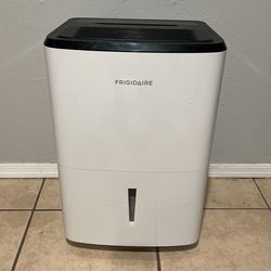 Frigidaire Dehumidifier Model FFAD3533W1, 35 Pint/Capacity Or 4.38 Gals 