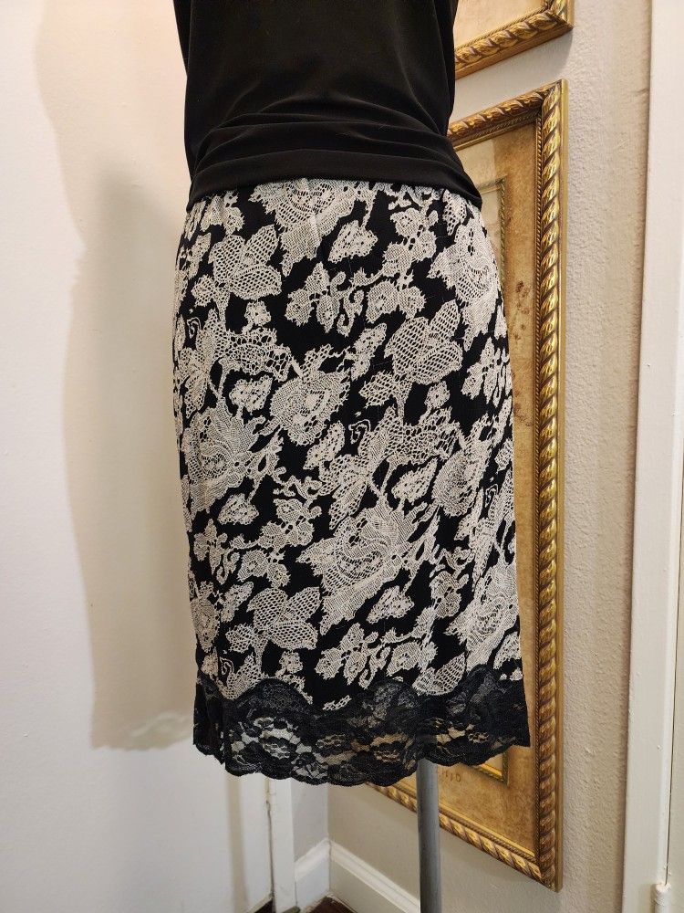Black & White Lace Print Knee-length Pencil Skirt Black Lace Trim Size 4 / Small