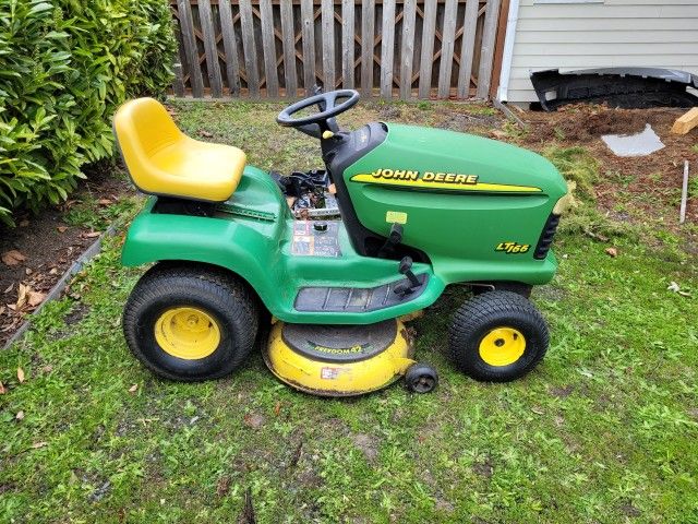 John Deere LT 166 Riding Lawnmower
