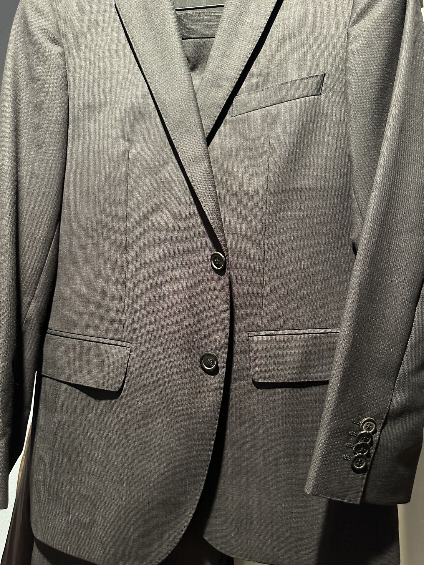 Hugo Boss Men’s Suit - Small