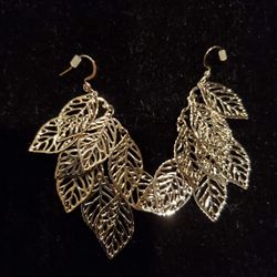 Ladies Light Weight Earrings, Like New