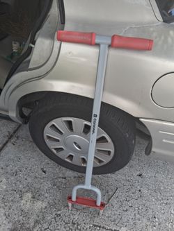 Manual lawn aerator