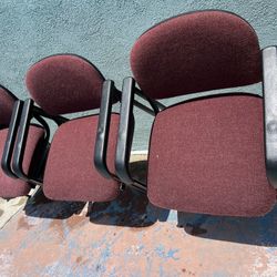 Sillas Estan Usadas En Buenas Condiciones