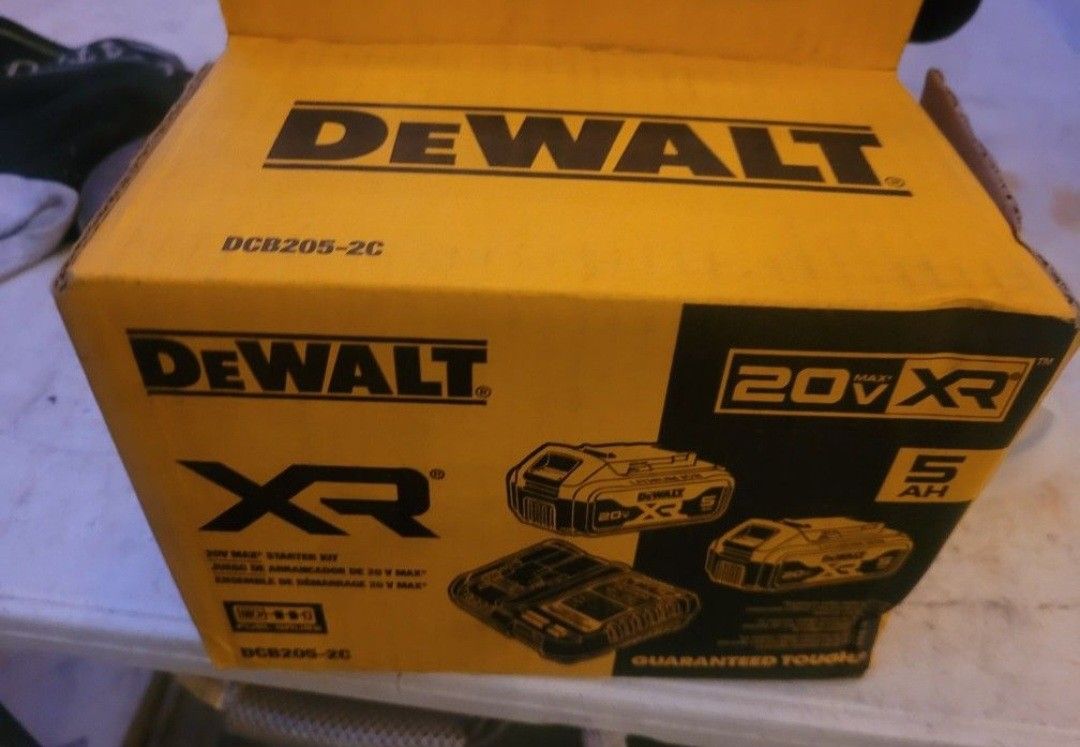 Dewalt 2 Batteries 5Ah And charger 20V
