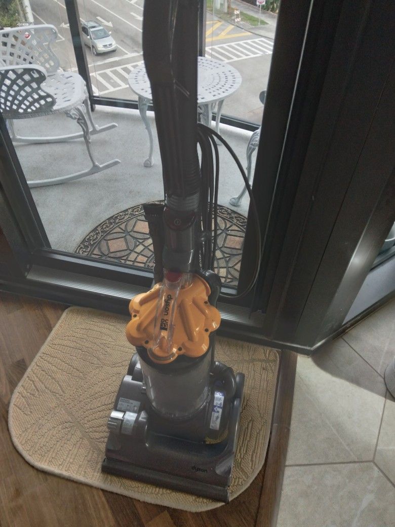 DYSON DC33 VACUUM.