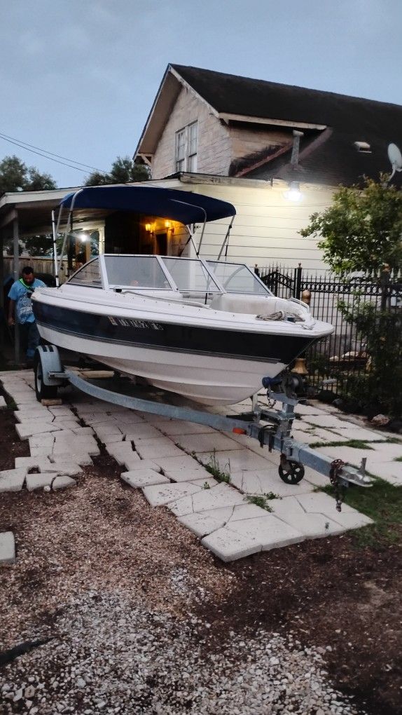Bayliner Capri Boat 