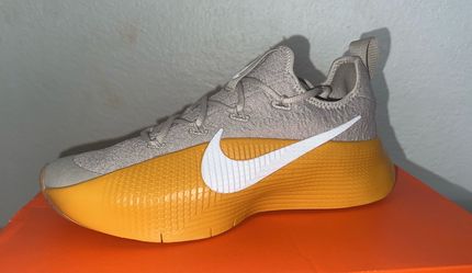 Nike Low-Top Sneaker Gray and Yellow