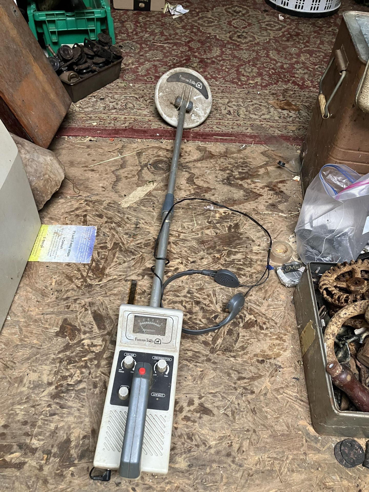 Metal Detector not tested Looks Like It Might Take 3 Large C Or D Batteries.