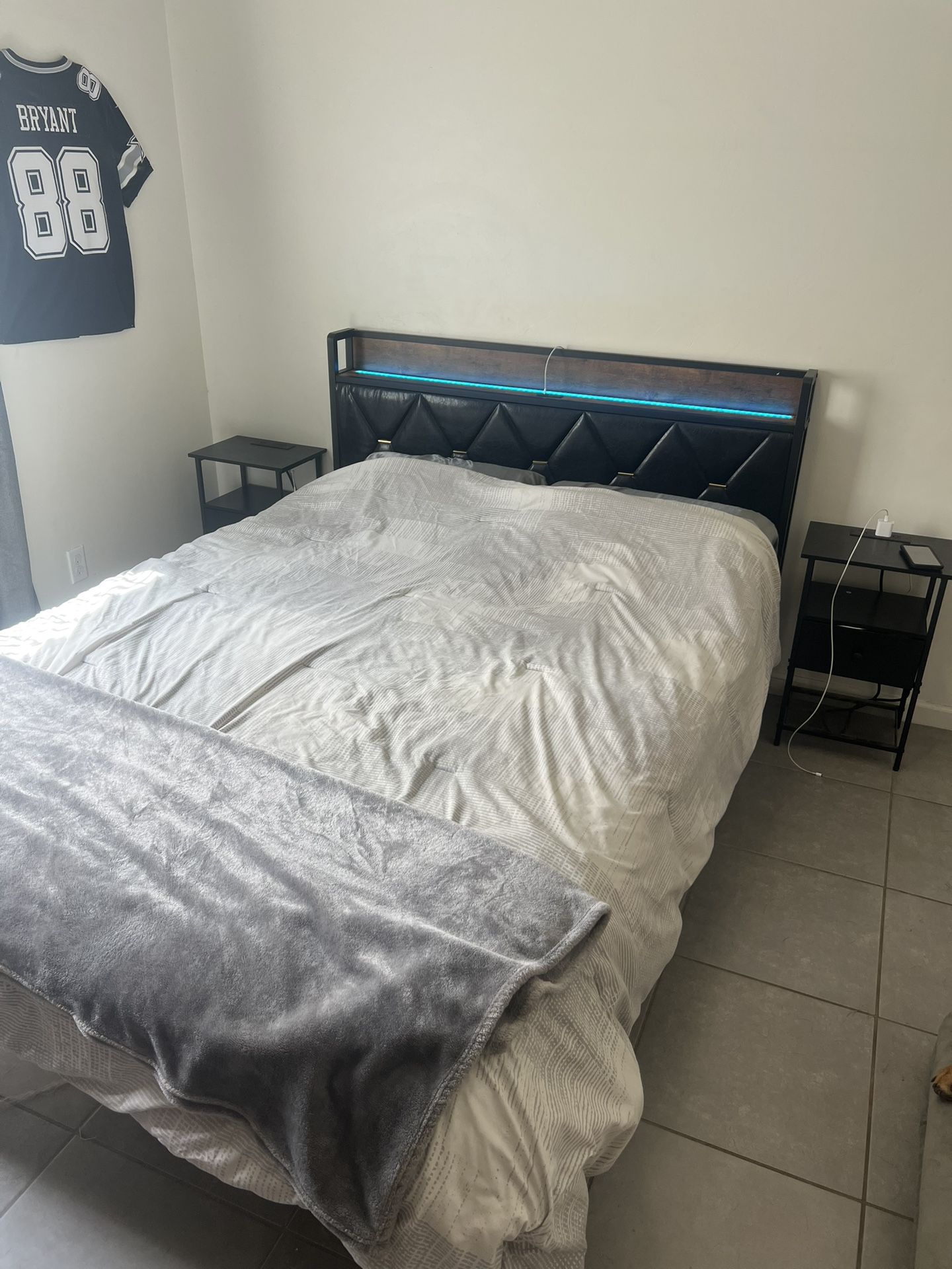Queen bed set and nightstands