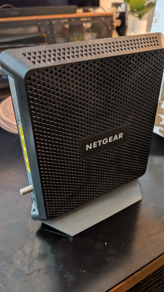 AC1900 WiFi Cable Modem Router (C7000)