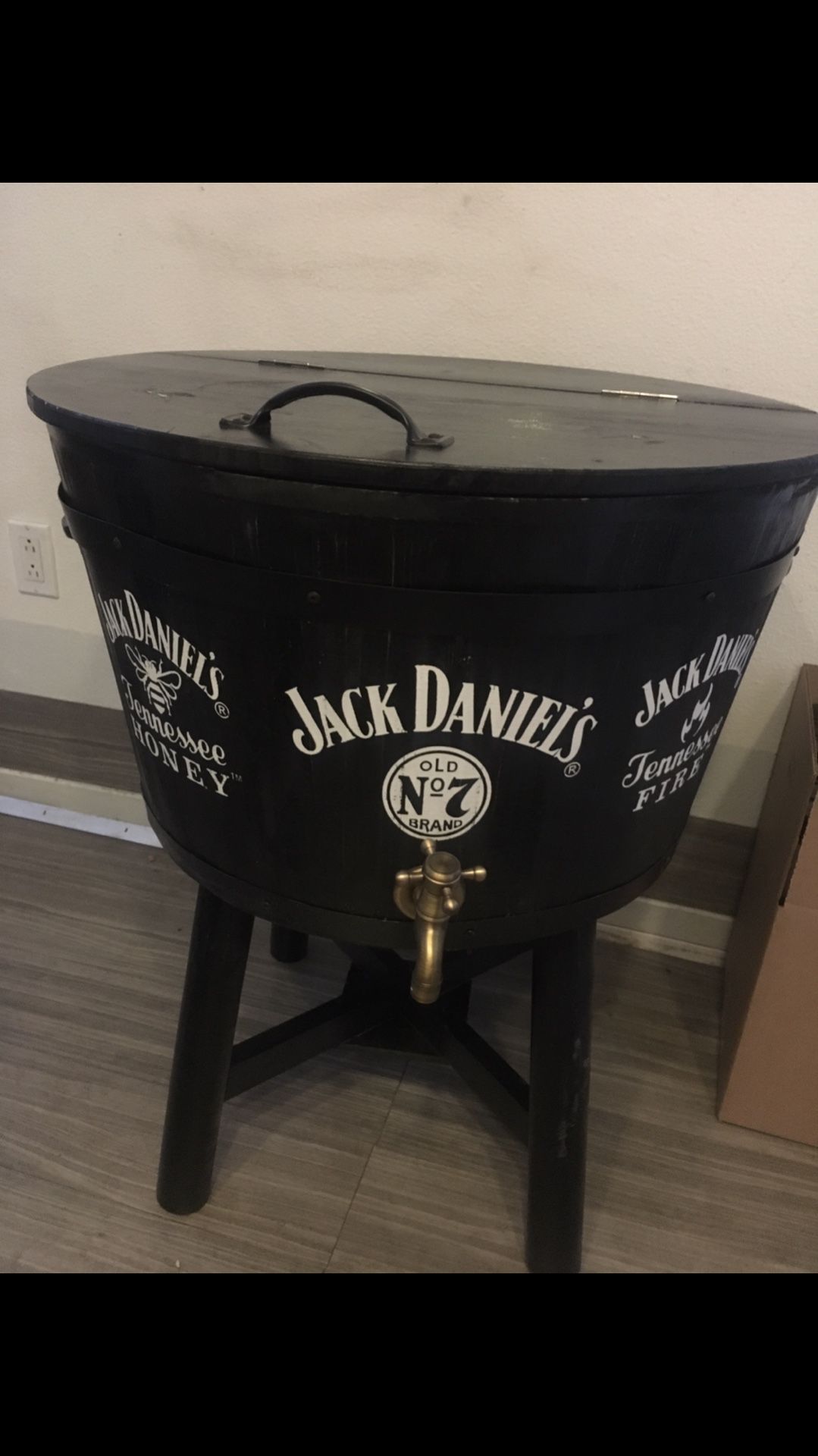 Jack Daniels wooden barrel ice chest in great condition