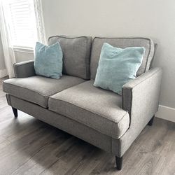 💖Clean Small Love Seat🧼- Delivery Available 