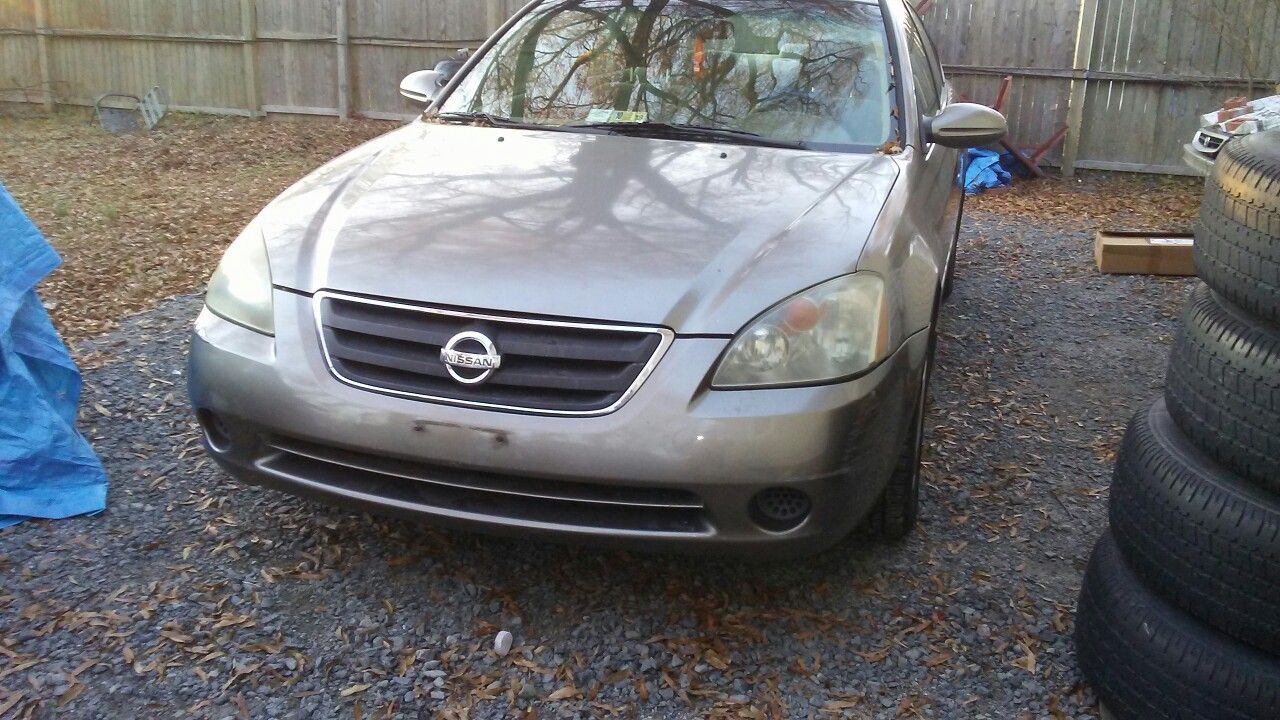 Bonito nissan altima 2.5 4 cilindros cuatro puertas funcionando muy bien. A/c Calefacción radio cd player