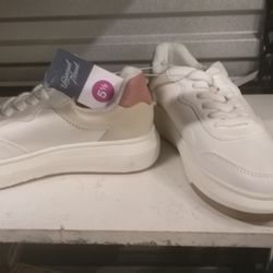 New Universal Thread Athletic Shoes