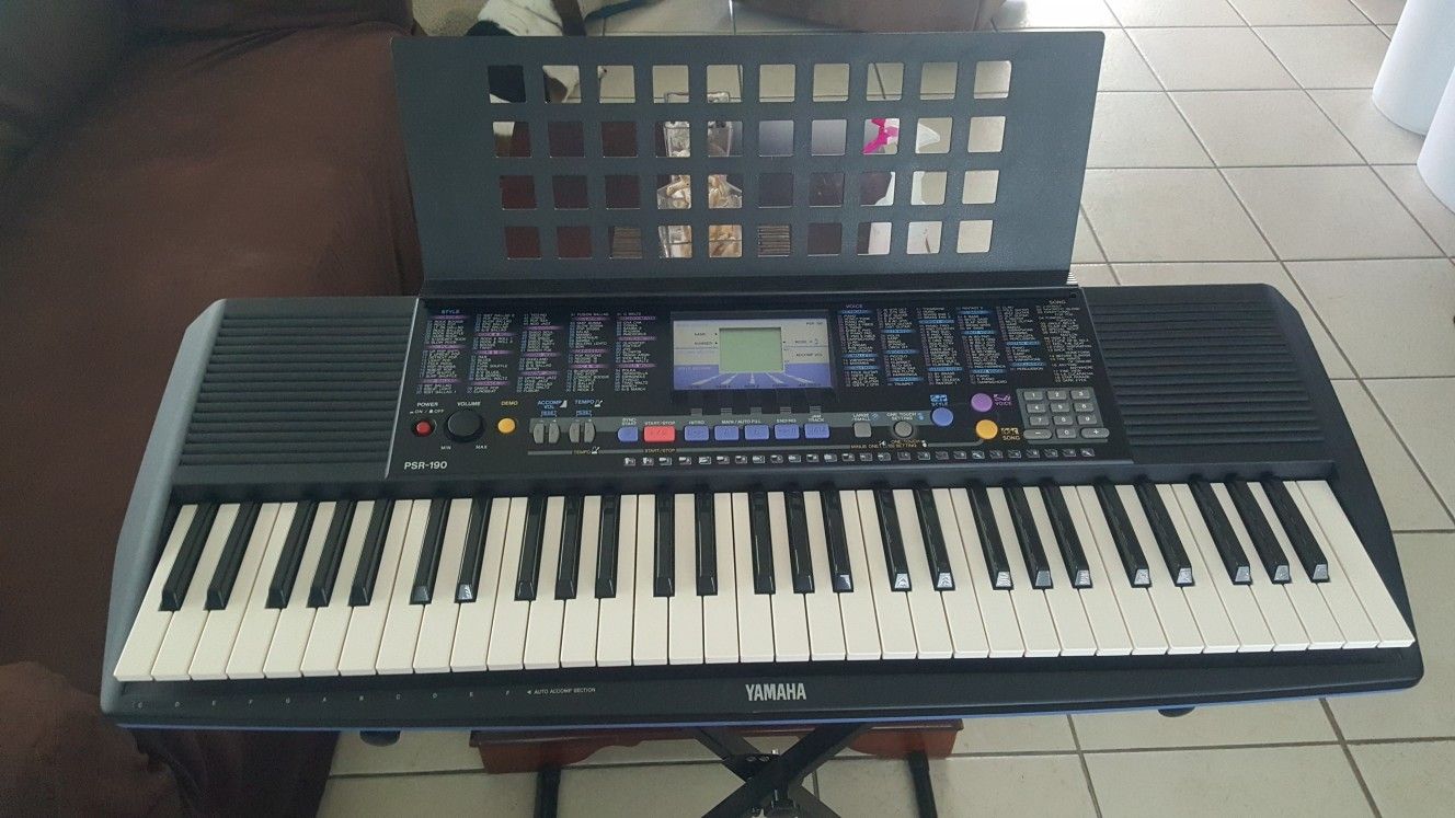 Yamaha PSR-190 Keyboard with stand for Sale in Port Charlotte, FL