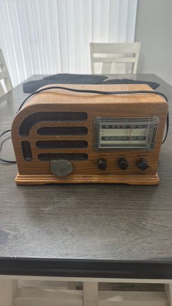 Thomas Collector's Edition Model 1946 AM/FM Radio and Cassette Player,
