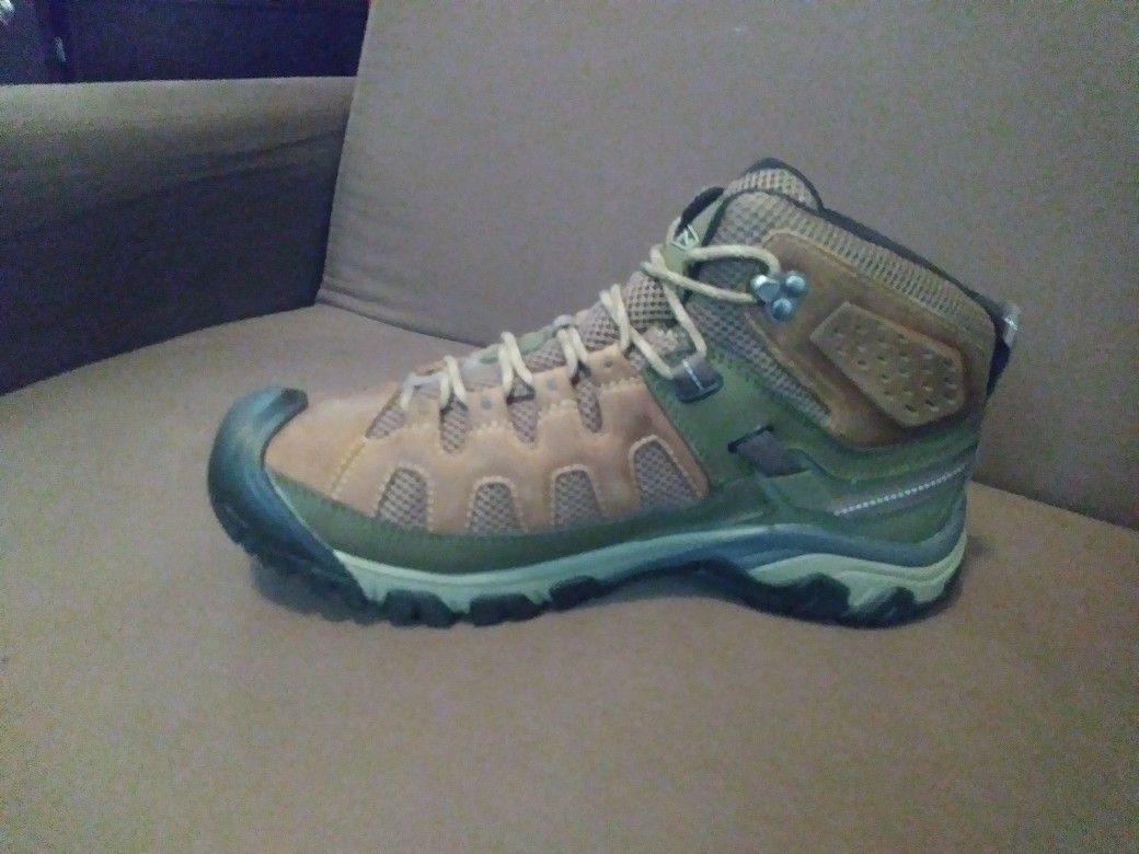 Nice shoes brand name Keen brand new